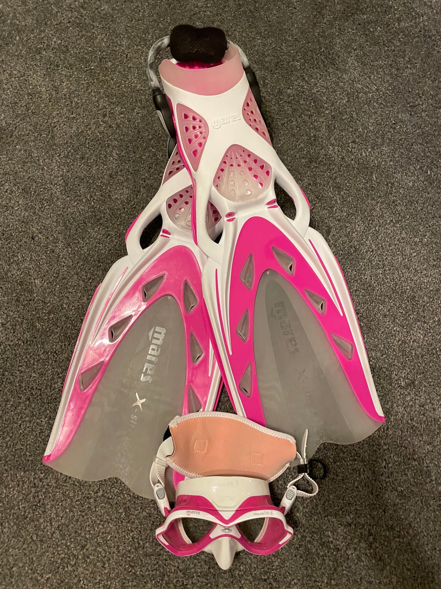 New Old Stock Mares Xstream Fins pink Size Regular and Mares Liquid Skin Mask pink.